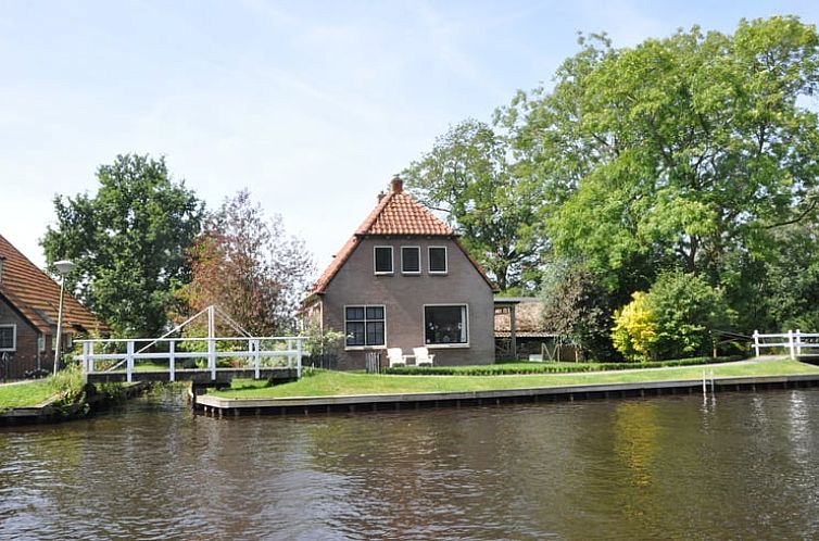 Prachtig uitzicht op Huisje in Ossenzijl, vakantiehuis aan het water in Noordwest Overijssel, Overijssel.