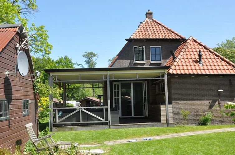 Huisje in Ossenzijl