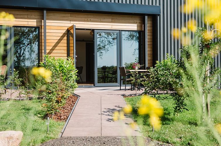 Ferienhaus in Ossenzijl mit sonniger Terrasse und gruenem Garten im Nordwesten von Overijssel.