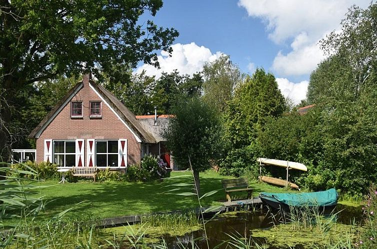OV400 vacation home in Ossenzijl with thatched roof and green garden in Northwest Overijssel, Overijssel.