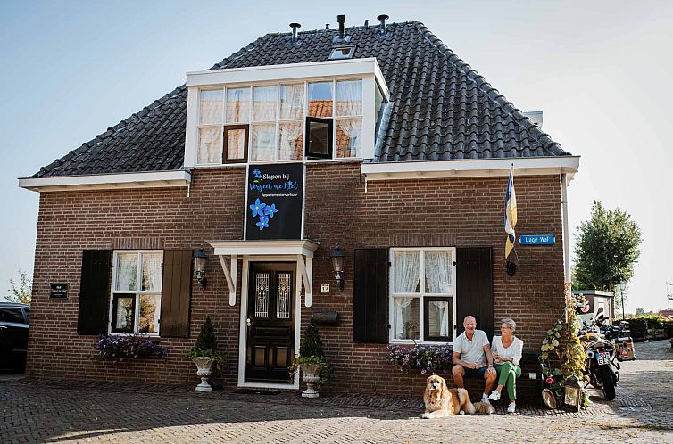 Charming vacation home OV686 in Blokzijl, Overijssel with traditional facade and cozy atmosphere.