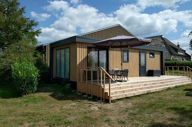 Huisje in Blokzijl vakantiehuis met terras in Blokzijl, Overijssel omgeven door natuur.