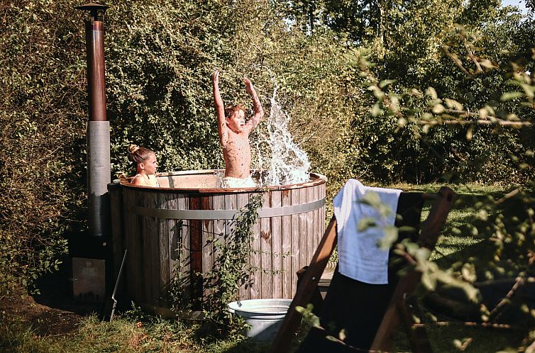 Tenthuisje met warme privédouche in de tent en hottub