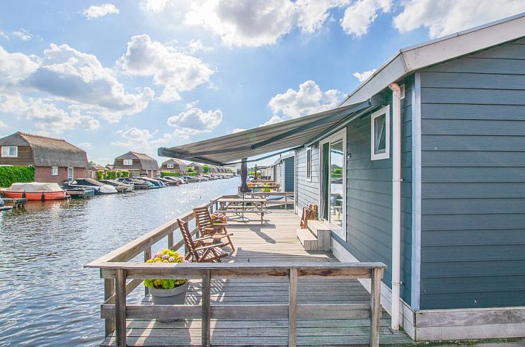 Geniet van het zonnige terras aan het water bij chalet Purperreiger 24-34 in Breukelen, Utrecht. Ontspannen vakantiehuis aan de rivier.