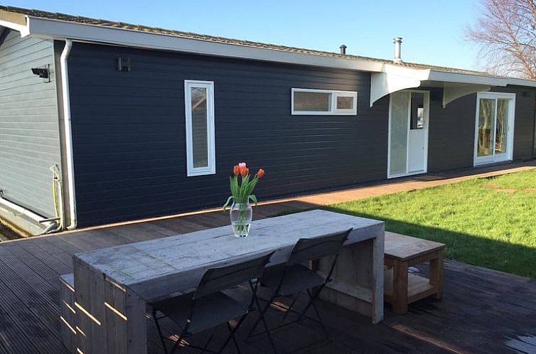 Geniet van het zonovergoten terras bij Huisje in Vinkeveen, een charmant vakantiehuis in Utrecht met moderne buitenruimte.