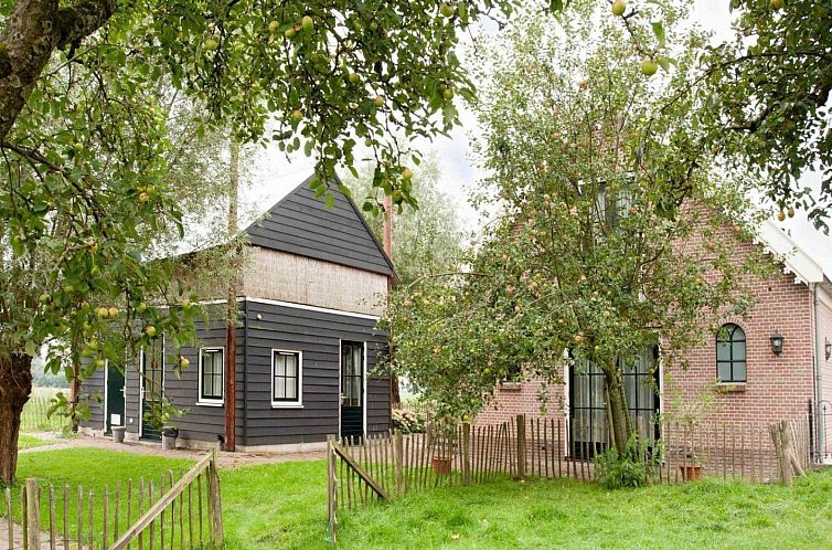 UT020 vacation home in Vreeland, Utrecht with green garden and traditional architecture