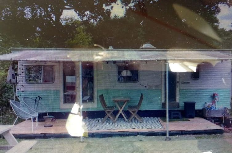 Gezellige veranda bij Vakantiehuisje in Tienhoven a/d Lek, Utrecht noord, met houten terras en zitje.