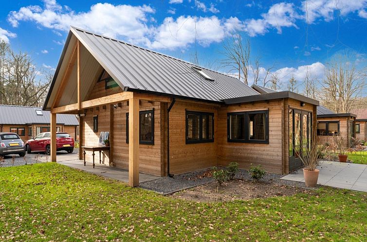 Scilla vakantiehuis in Soesterberg, Utrecht noord, met houten buitenkant en groene omgeving.