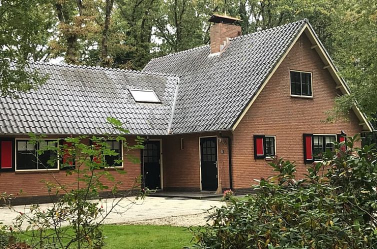 Charming cottage in Eemnes, Utrecht surrounded by green nature.