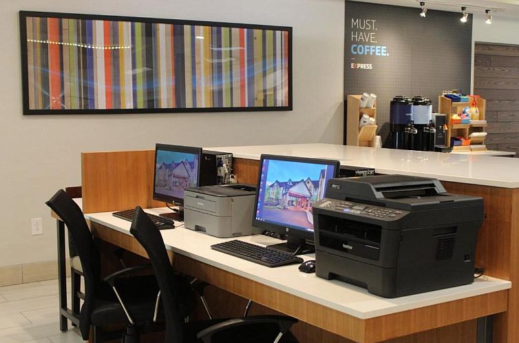 Holiday Inn Express & Suites Bradley Airport, an IHG Hotel