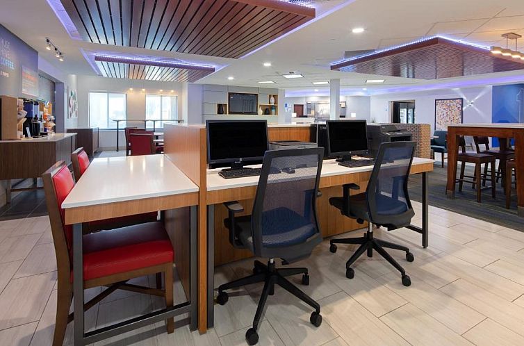 Holiday Inn Express & Suites Bradley Airport, an IHG Hotel