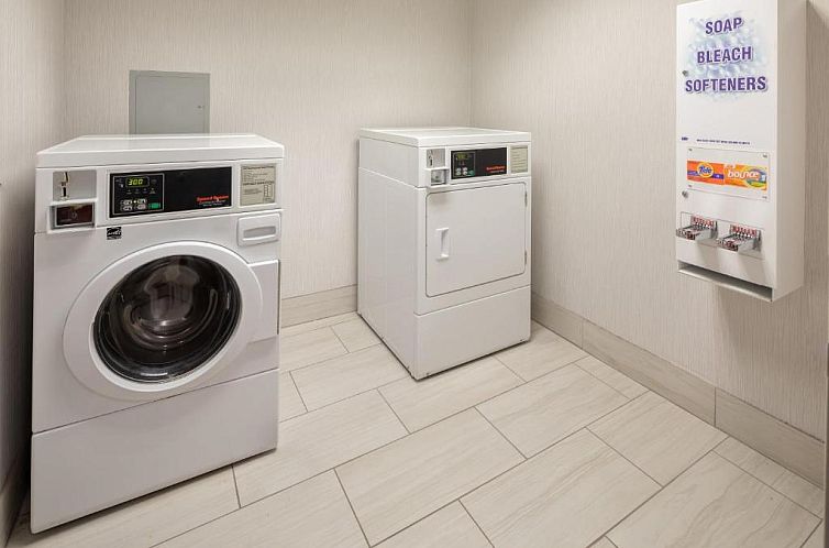 Holiday Inn Express & Suites Bradley Airport, an IHG Hotel