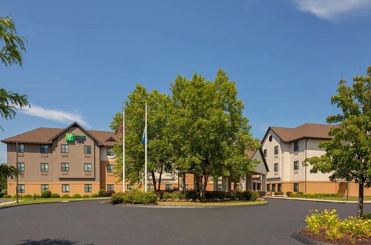 Holiday Inn Express & Suites Bradley Airport, an IHG Hotel