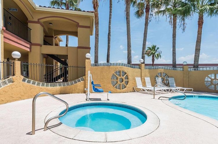 Super 8 by Wyndham Weslaco