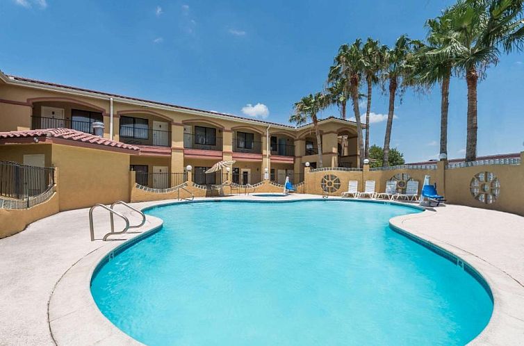 Super 8 by Wyndham Weslaco