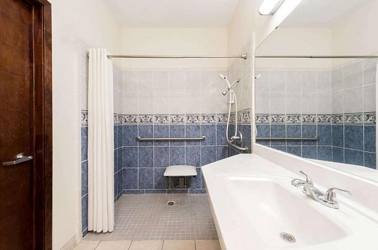 Super 8 by Wyndham Weslaco