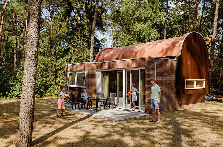Bungalow Kraaijbeek in Doorn, Utrechtse Heuvelrug, offers an inviting outdoor space with terrace for relaxing in nature.