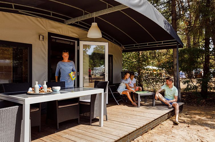 Cozy veranda at Tentvilla Leeuwenburg in Doorn, Utrechtse Heuvelrug, perfect for relaxing moments in nature.