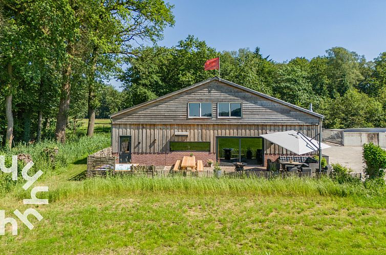 UT070 vacation home in Doorn with beautiful wooden exterior and green surroundings on the Utrecht Hill Ridge.