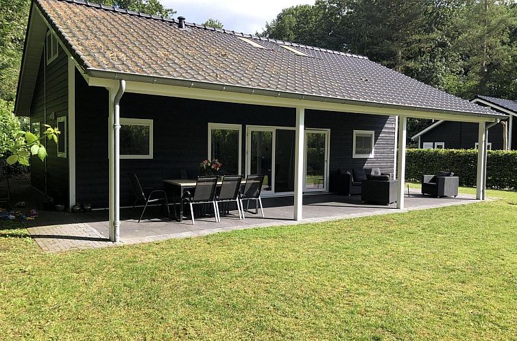 Vakantiehuis De Thijmse Berg in Rhenen, Utrechtse Heuvelrug met ruime veranda en groene tuin.