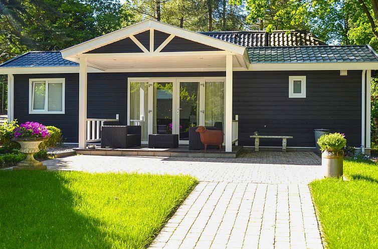 Vacation home De Thijmse Berg in Rhenen with sunny veranda and green surroundings on the Utrecht Hill Ridge.
