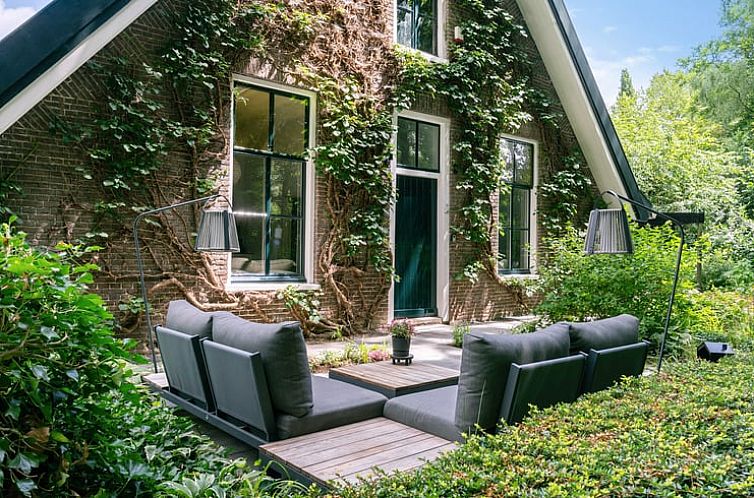 Enjoy the green porch at Holiday Home in Rhenen, located on the Utrecht Hill Ridge in Utrecht.