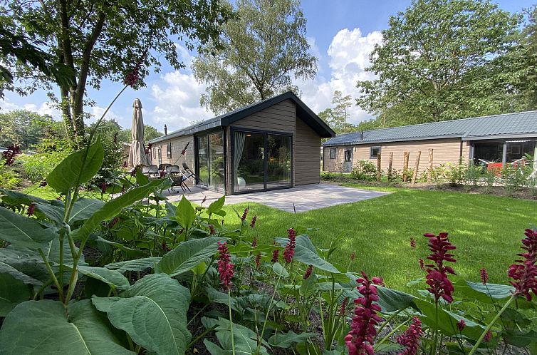 Velthorst 6 vakantiehuis in Maarn, Utrechtse Heuvelrug, omgeven door groene natuur en een ruim terras voor ontspanning.
