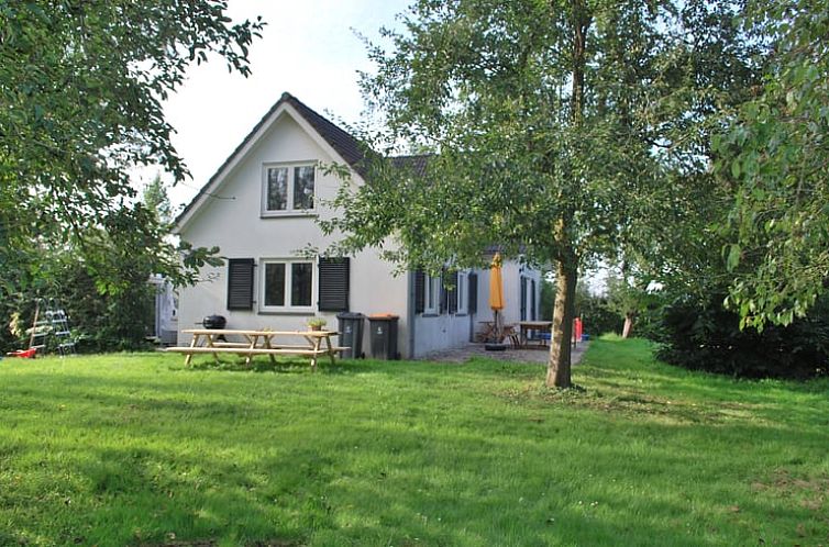 Vacation cottage in Langbroek with spacious garden, located in the green heart of the Utrechtse Heuvelrug, Utrecht.