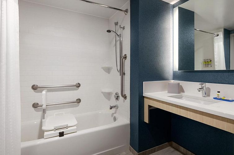 Holiday Inn Express Hotel & Suites Norfolk Airport, an IHG H