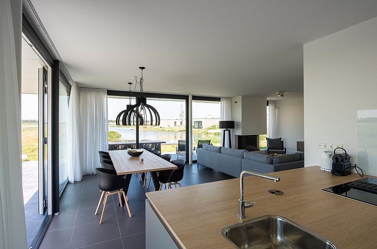 Modern interieur van Waterlijn 44 vakantiehuis in Kamperland, Noord-Beveland, met uitzicht op de natuur.