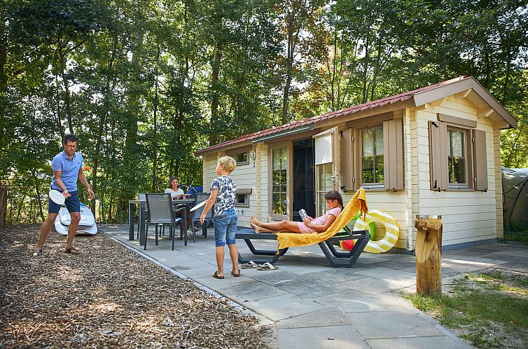 Cozy outdoor space at Camping Chalet the Gangboord in Kamperland, North Beveland, ideal for family games and relaxation.