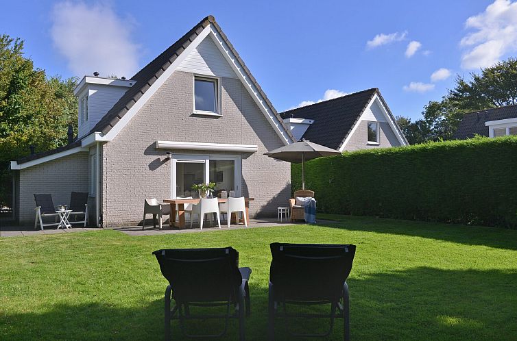 Vakantiehuis Fazantenlaan 2 De Banjaard in Kamperland met zonnig terras en groene tuin.