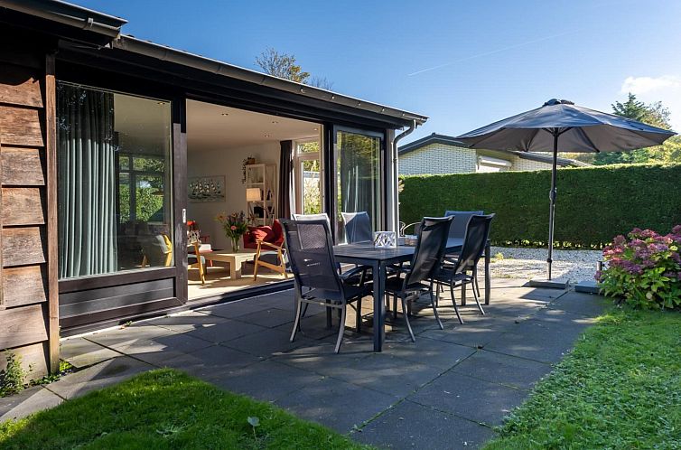 Geniet van de zon op het terras van Sijsjeslaan 3, een vakantiehuis in De Banjaard, Kamperland, Noord-Beveland, Zeeland.