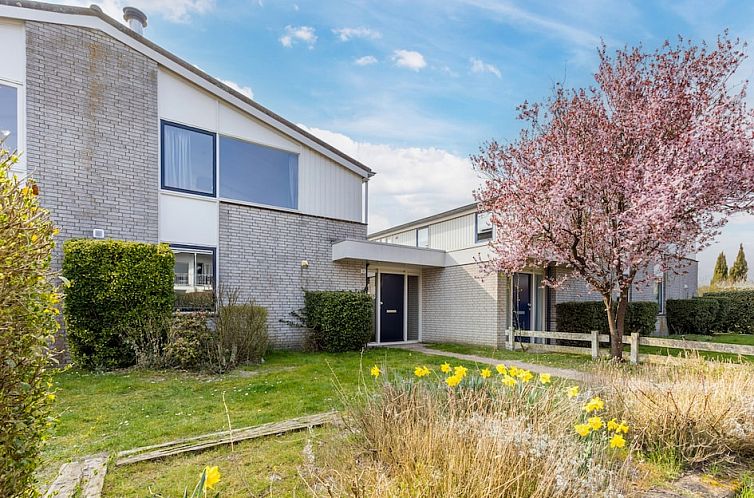 BD Comfort bungalow in Kamperland, Noord-Beveland, met bloeiende tuin en terras, ideaal voor een ontspannen vakantie in Zeeland.