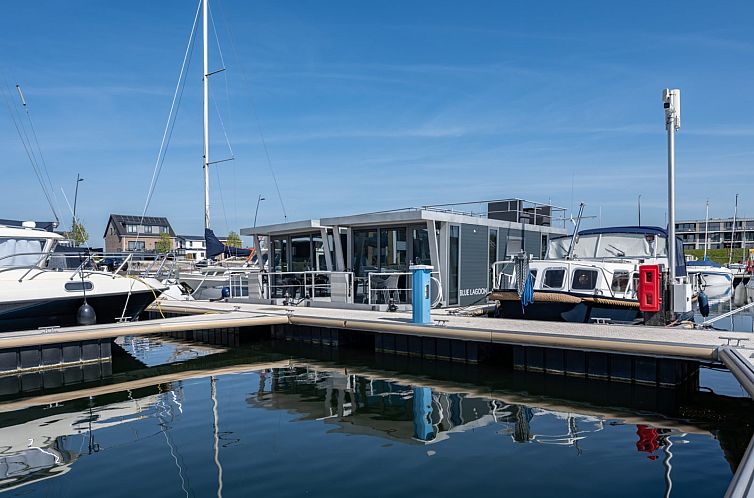 Waterlodge Blue Lagoon bij Marina Kamperland, een unieke glamping lodge in het hart van Noord-Beveland, Zeeland.