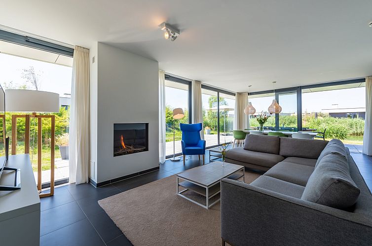 Zandbank 09 | De Groote Duynen in Kamperland, moderne woonkamer met open haard en uitzicht op tuin.