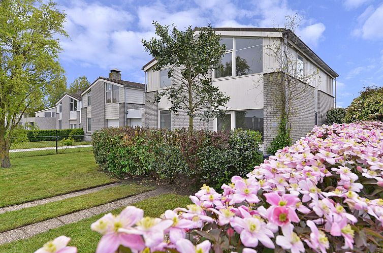 Vakantiehuis Ostrea 106 in Roompot Beach Resort, Kamperland met bloeiende tuin in Noord-Beveland, Zeeland.