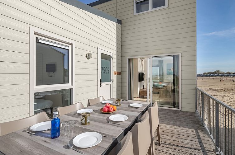 Geniet van het ruime terras van Beach House 6B in Kamperland, Noord-Beveland, met uitzicht op het strand en de zee.