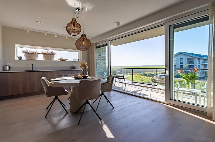 Stylish dining room in Veerweg 169 vacation home, Kamperland, overlooking the nature of North Beveland, Zeeland.