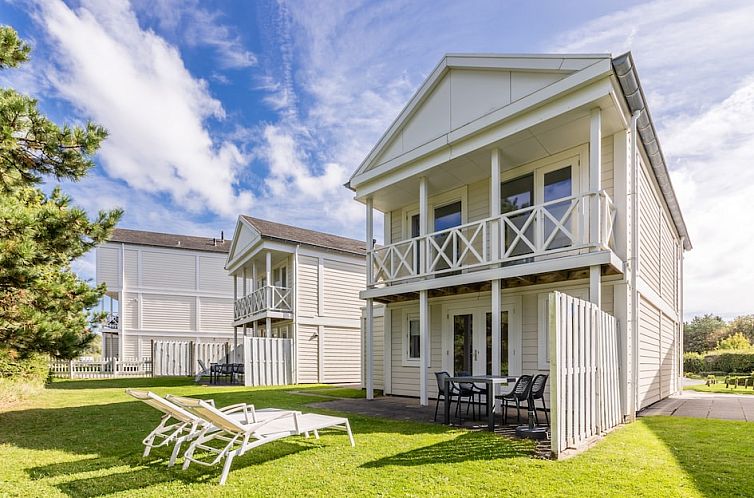 Villa R4B in Kamperland, een vakantiehuis in Zeeland met zonnig terras en groene omgeving voor een ontspannen verblijf.