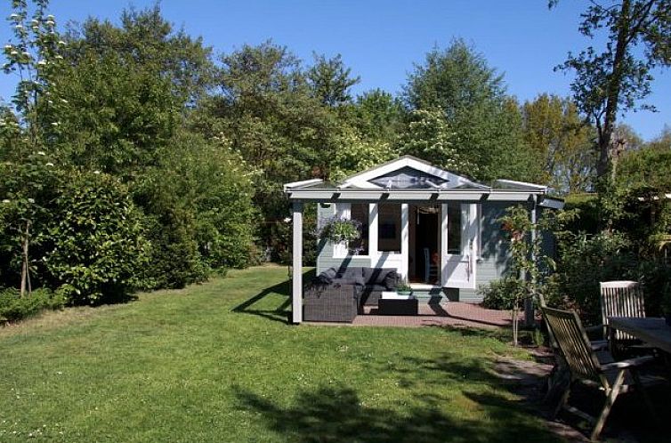 Vacation home Pluto in Burgh-Haamstede with spacious garden and green surroundings on Schouwen-Duiveland, Zeeland.
