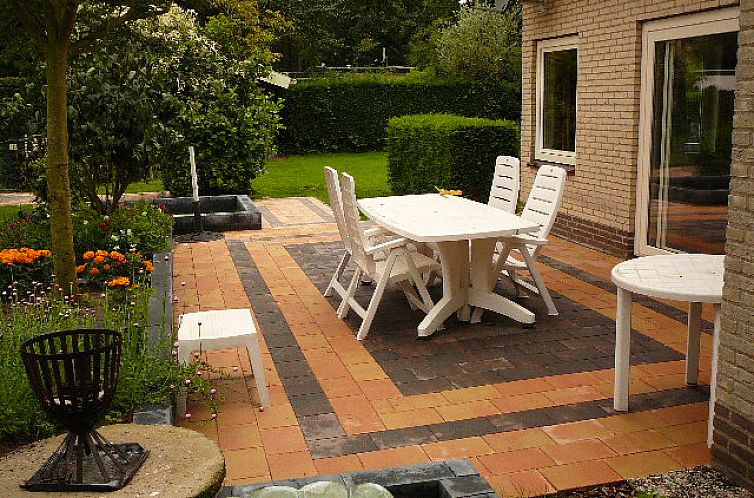Geniet van het terras bij VakantiewoningZeeland in Burgh-Haamstede, Schouwen-Duiveland, met comfortabele zitplaatsen en groene omgeving.