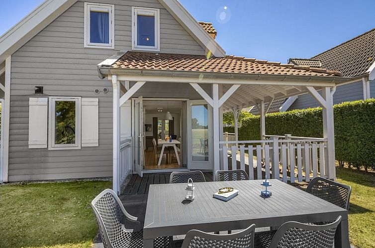 Buitenhuis Sauna Comfort 6 in Bruinisse, Zeeland offers a charming vacation home with spacious veranda and garden for a relaxing stay.