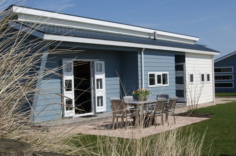 Boormossel chalet in Renesse, Zeeland met zonnig terras en moderne buitenkant, ideaal vakantiehuis op Schouwen-Duiveland.