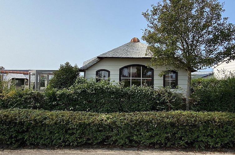 VZ792 Vakantiechalet in Renesse omgeven door groene heggen, Schouwen-Duiveland, Zeeland.