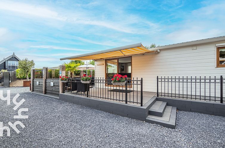 Veranda van vakantiehuis ZE1284 in Renesse, Schouwen-Duiveland, Zeeland met zonneluifel.