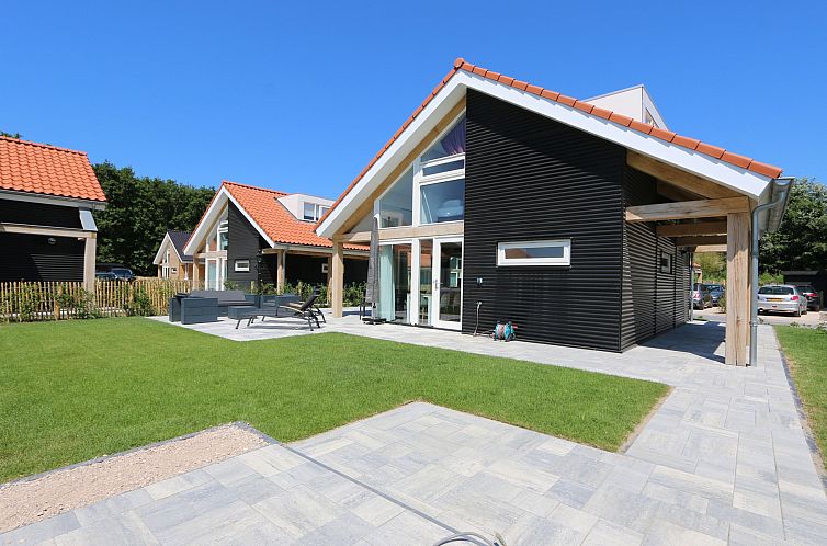 Vakantiehuis Zonnedorp 26 in Renesse, moderne buitenkant met tuin en terras.