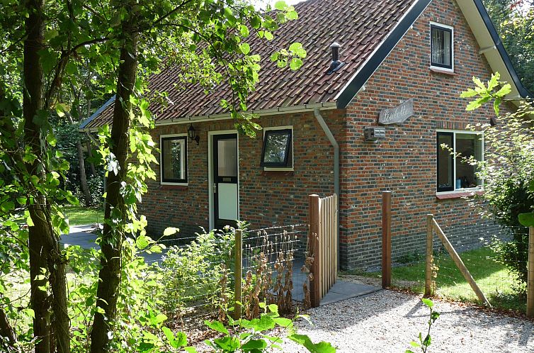 Vakantiewoning Acacialaan 19, Liselotte, in Nieuw-Haamstede, omgeven door groene natuur en rust.