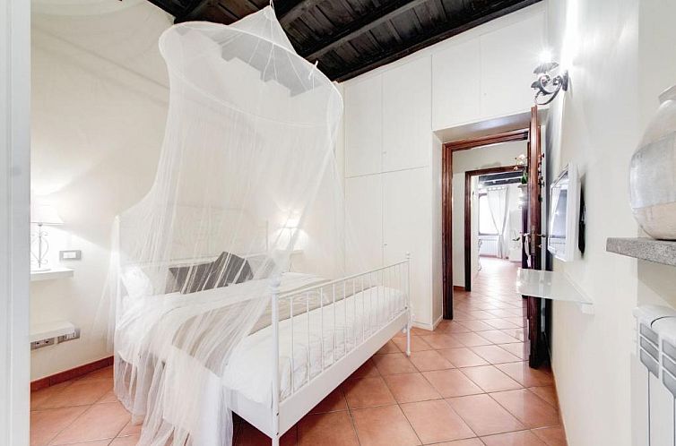 Elegant Apartment Behind the Colosseum