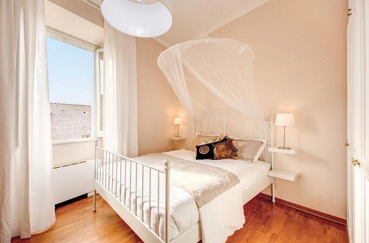 Elegant Apartment Behind the Colosseum